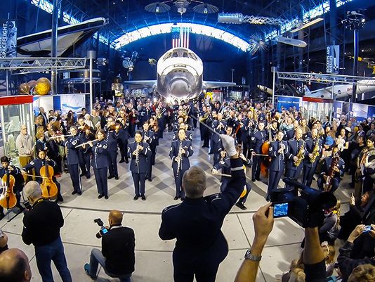 Air Force Band flash mob wows museum crowd (video)