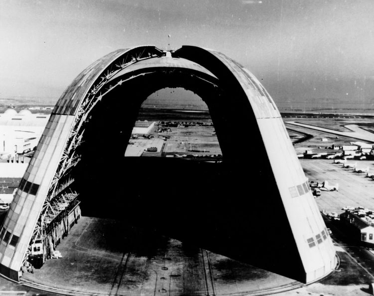 Hangar_One_at_Moffett_Field_1963