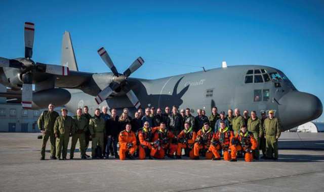 Crew with the CC-130E Hercules, ahead of its last flight (photo courtesy of RCAF)